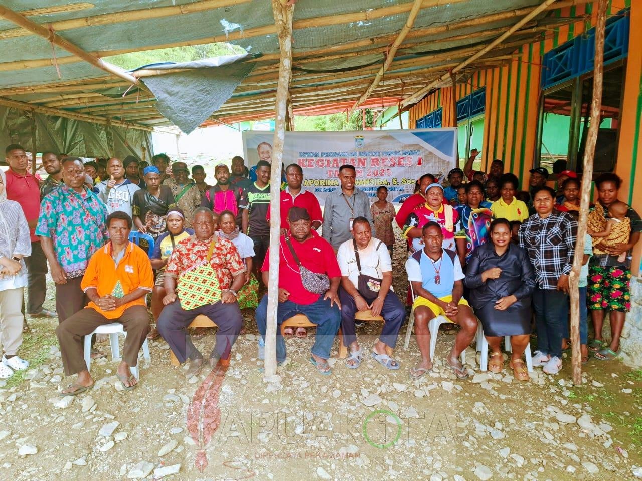 Anggota DPR Papua Barat Aporina Dowansiba pose bersama perwakilan warga yang menghadiri kegiatan tatap muka dalam rangka reses 1 tahun 2025 Anggota DPR Papua Barat Aporina Dowansiba pose bersama perwakilan warga yang menghadiri kegiatan tatap muka dalam rangka reses 1 tahun 2025