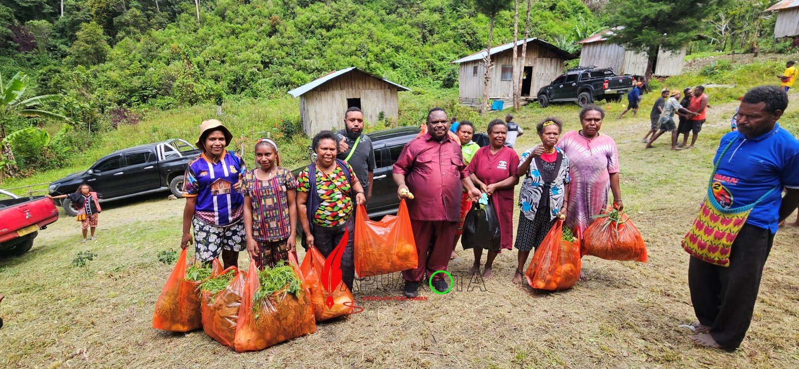 Ketua DPRPB Owor Ketua DPR Papua Barat Owor (Orgenes Wonggor) menerima hasil kebun berupa sayur mayur dari masyarakat saat melakukan reses di Distrik Minyambouw pada suatu kesempatan