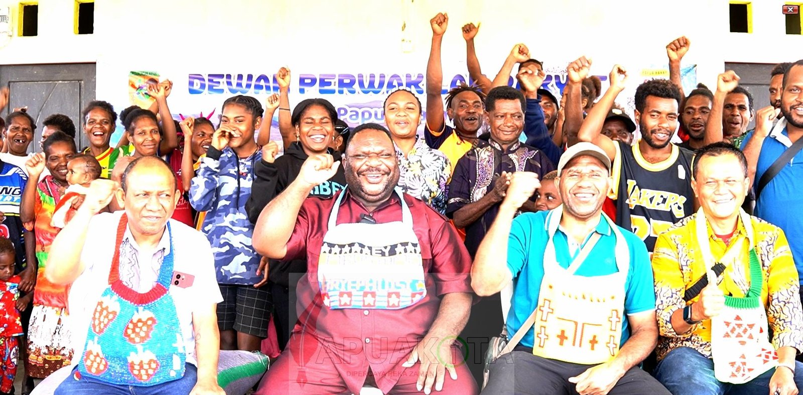 Owor saat pose bersama warga Kampung Mainda Ketua DPR Papua Barat Orgenes Wonggor yang akrab disapa Owor saat pose bersama warga Kampung Mainda dalam kesempatan reses 1 Tahun 2025.