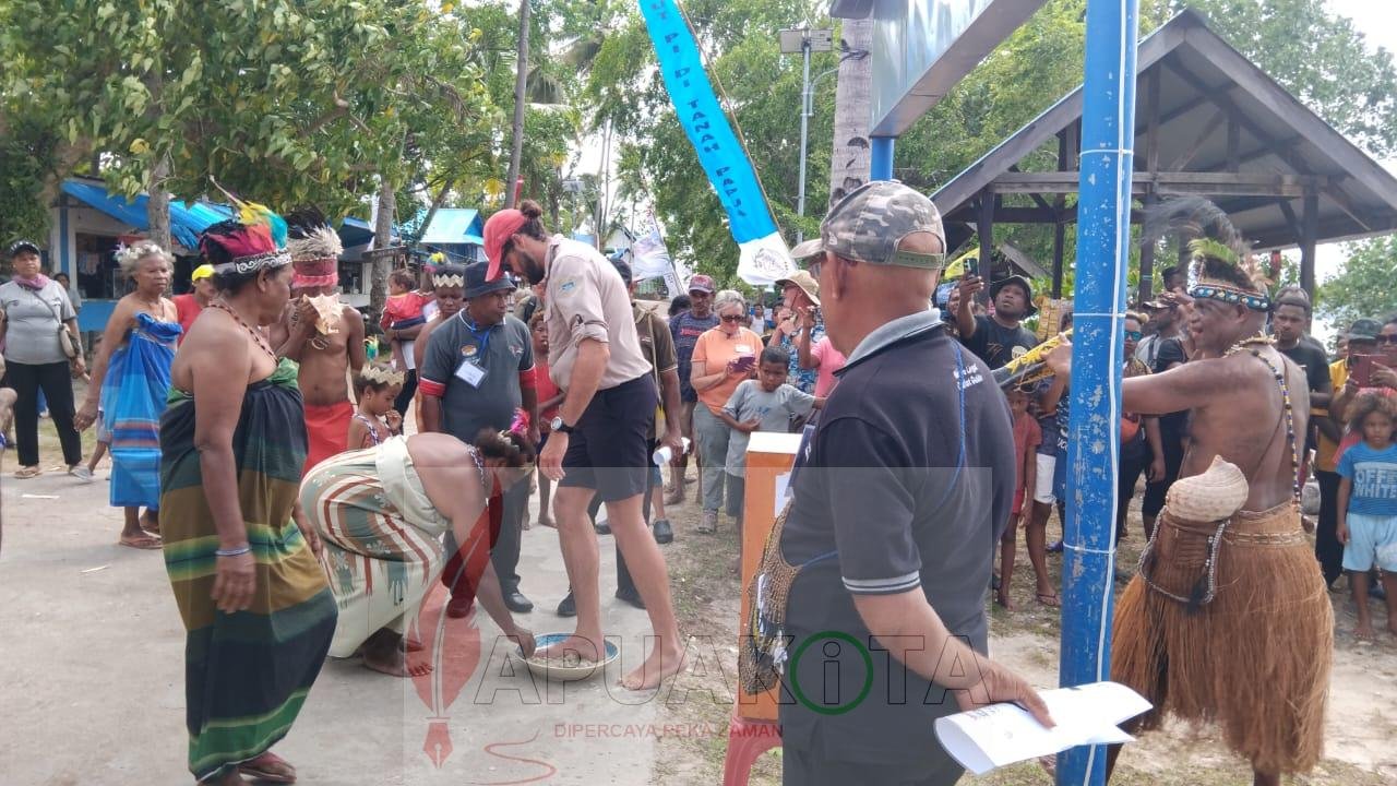 Penyambuntan secara adat wisatawan mancanegara yang menumpangi Kapal pesiar MV. Coral Geographer saat menyambangi Pulau Mansinam, Ahad Penyambuntan secara adat wisatawan mancanegara yang menumpangi Kapal pesiar MV. Coral Geographer saat menyambangi Pulau Mansinam, Ahad