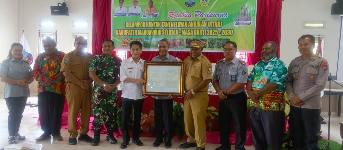 Kakanwil Kemenkum Pabar Piet Bukorsyom menyerahkan Sertifikat Indikasi Geografis Kakao Ransiki kepada Bupati Manokwari Selatan, Markus Waran di sela kegiatan Rembug Paripurna Kelompok Kontak Tani Nelayan Andalan (KTNA) di Distrik Oransbari