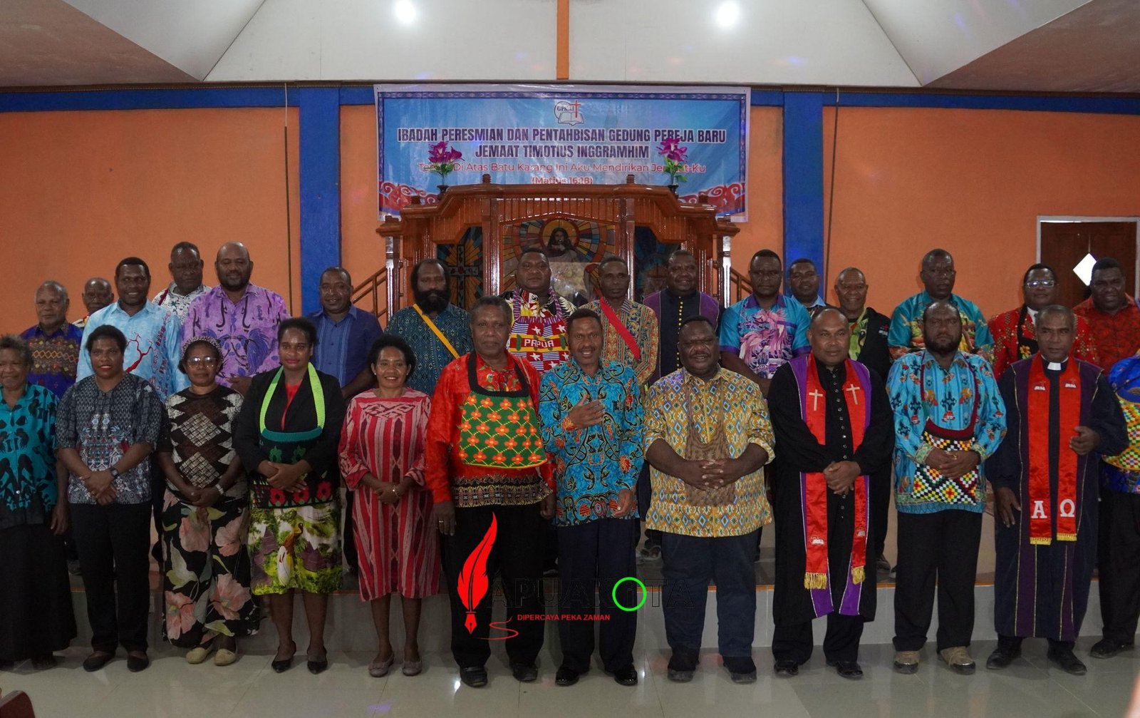 Bupati Yosias Saroy, Ketua DPRPB Orgenes Wonggor, dan Ketua Umum GPKAI Pdt. Pilipus Manggaprouw foto bersama jemaat dan tamu undangan usai pengresmian dan pentabhisan gedung baru GPKAI Inggramhim Bupati Yosias Saroy, Ketua DPRPB Orgenes Wonggor, dan Ketua Umum GPKAI Pdt. Pilipus Manggaprouw foto bersama jemaat dan tamu undangan usai pengresmian dan pentabhisan gedung baru GPKAI Inggramhim