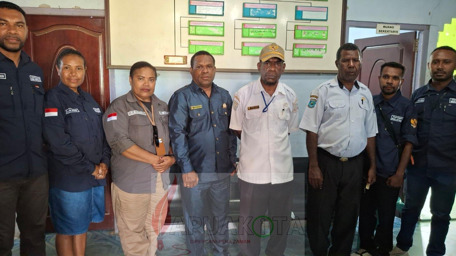 Wakil Ketua 1 MRPB Melbianus Raymond Mandacan pose bersama jajaran Dindukcapil Kabupaten Manokwari Selatan dalam kesempatan lawatan di daerah tersebut. Wakil Ketua 1 MRPB Melbianus Raymond Mandacan pose bersama jajaran Dindukcapil Kabupaten Manokwari Selatan dalam kesempatan lawatan di daerah tersebut.