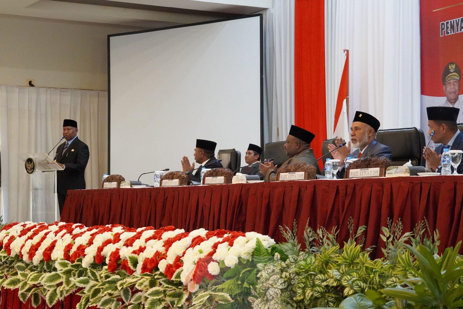Gubernur Papua Barat Dominggus Mandacan saat menyampaikan pidato perdananya dalam paripurna istimewa DPRPB Gubernur Papua Barat Dominggus Mandacan saat menyampaikan pidato perdananya dalam paripurna istimewa DPRPB
