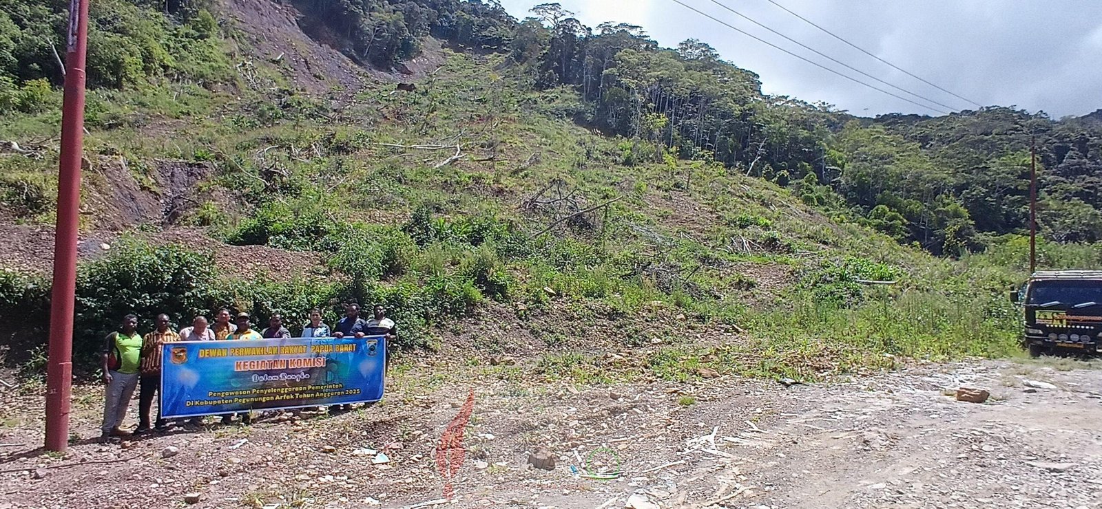 Ketua DPRPB Owor dan tim pose di Lokasi longsor di Kampung Mitiede, Distrik Minyambouw, Pegunungan Arfak Ketua DPRPB Owor dan tim pose di Lokasi longsor di Kampung Mitiede, Distrik Minyambouw, Pegunungan Arfak