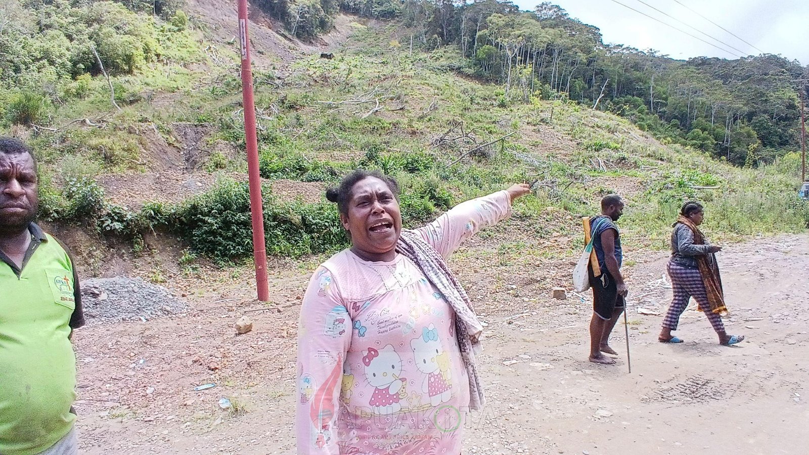 Kiri-kanan. Sepina Ayok bersama Edi Dowansiba, warga yang menjadi korban longsor di Kampung Mitiede, Distrik Minyambouw, Kabupaten Pegunungan Arfak. Kiri-kanan. Sepina Ayok bersama Edi Dowansiba, warga yang menjadi korban longsor di Kampung Mitiede, Distrik Minyambouw, Kabupaten Pegunungan Arfak.