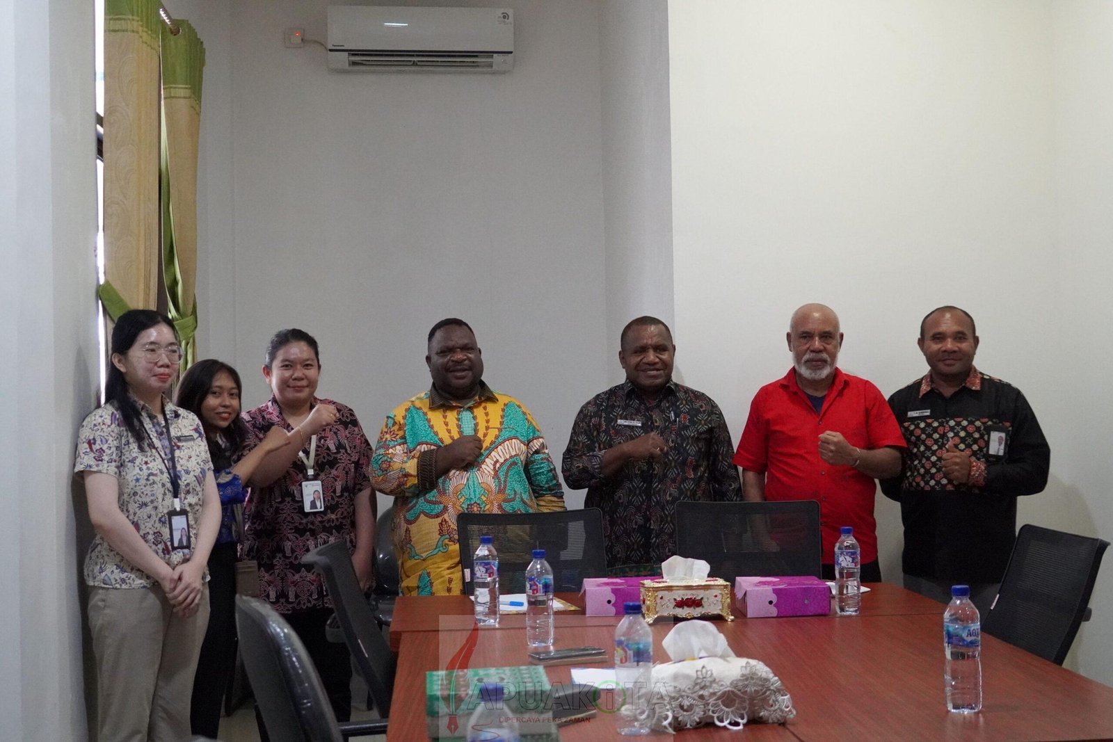 Pertemuan Ombudsman dan DPRPB Kepala Perwakilan Ombdusman Papua Barat Amus Atkana berserta jajaran pose bersama Ketua DPRPB Owor dan Wakil Ketua Petrus Makbon. Usai menggelar pertemuan.
