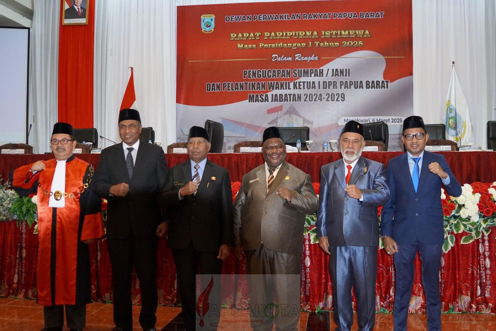 Pose bersama usai pengucapan sumpah janji dan pelantikan Wakil Ketua DPRPB Pose bersama usai pengucapan sumpah janji dan pelantikan Wakil Ketua DPRPB