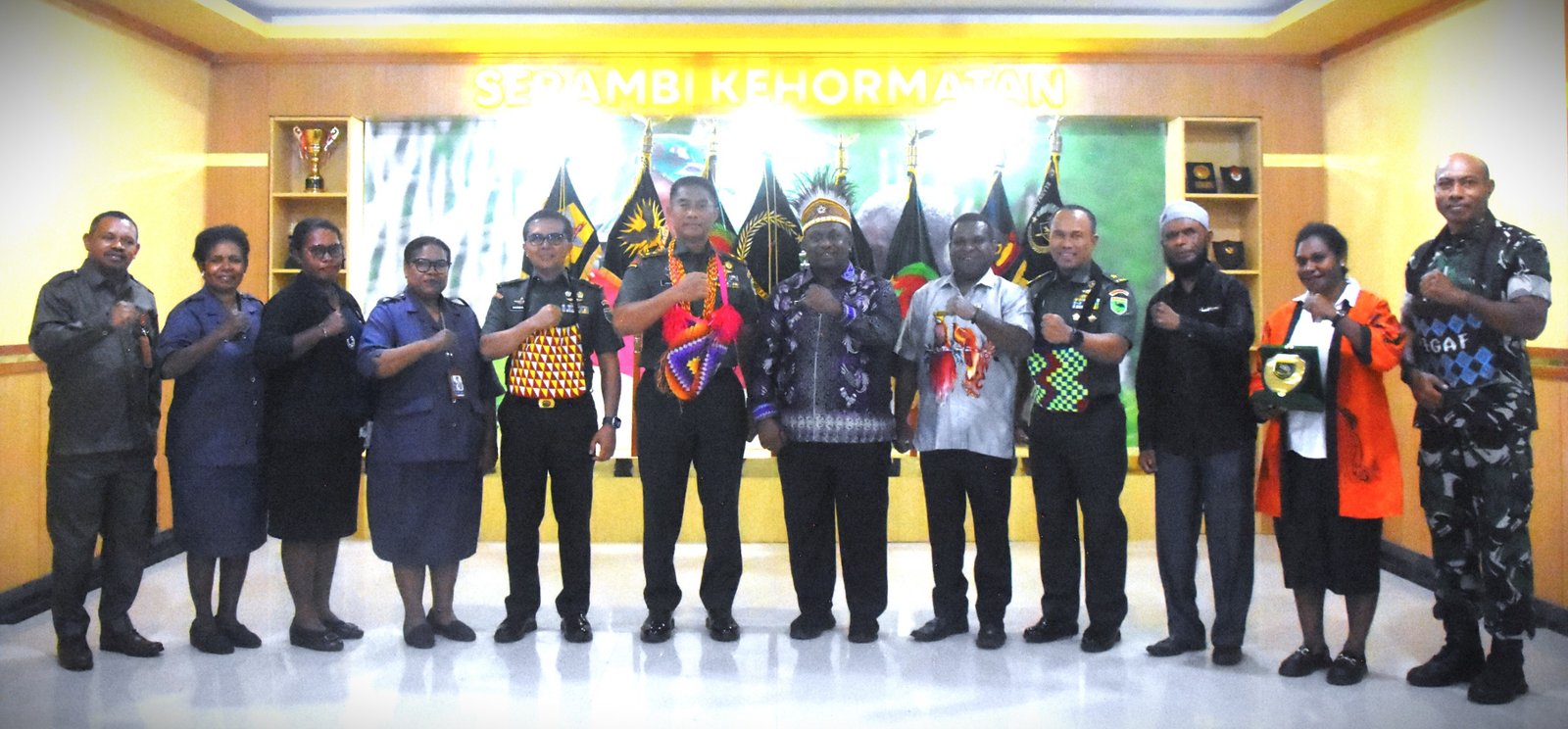 Pose pertama perwakilan MRPB bersama Pangdam XVIII Kasuari Mayjen TNI Jimmy Ramoz Manalu Pose pertama perwakilan MRPB bersama Pangdam XVIII Kasuari Mayjen TNI Jimmy Ramoz Manalu