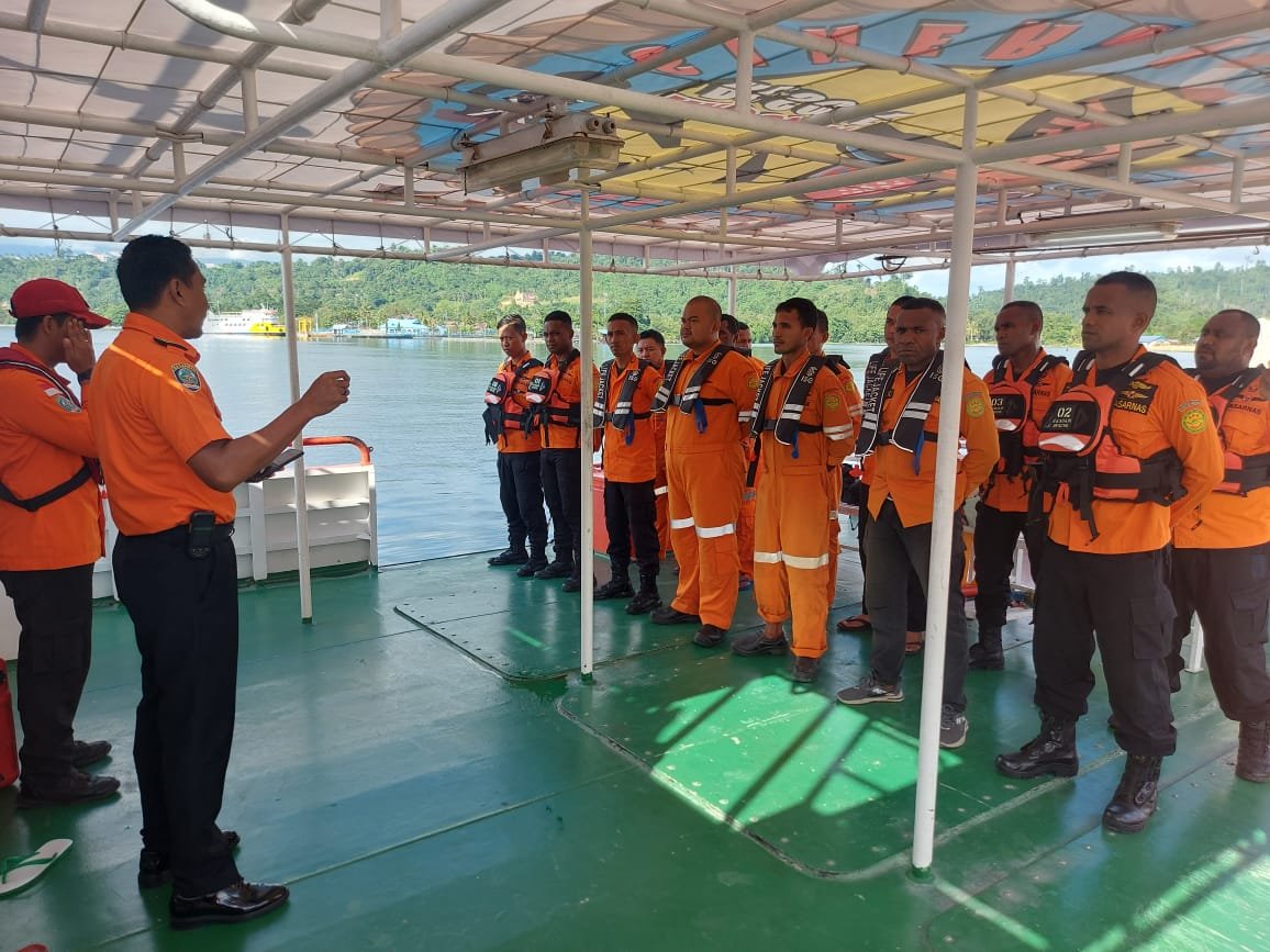 Tim SAR saat bersiap melaksanakan orpasi pencarian terhadap penumpang yang dilaporkan terjadi dari KM Dorolonda di Perairan Manokwari Tim SAR saat bersiap melaksanakan orpasi pencarian terhadap penumpang yang dilaporkan terjadi dari KM Dorolonda di Perairan Manokwari