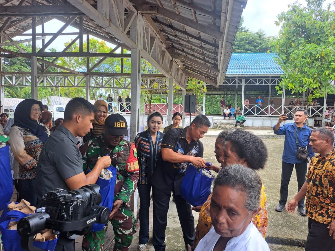 Pangdam XVIII Kasuari Mayjen TNI Jimmy Ramoz Manalu, membagikan sebanyak 165 bingkisan sembagko kepada jemaat Gereja Lahai Roi, Pulau Mansinam