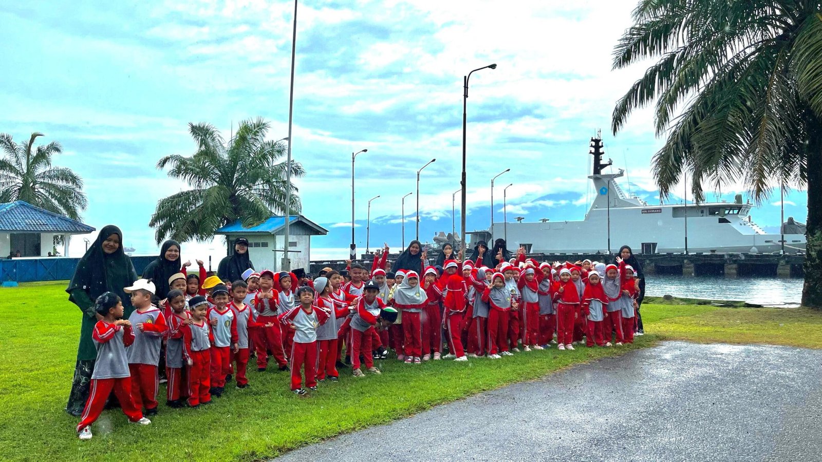 Pose bersama para guru dan murid TKIT Ummul Quro dalam kesempatan kegiatan kunjungan ke Dermaga TNI AL Manokwari