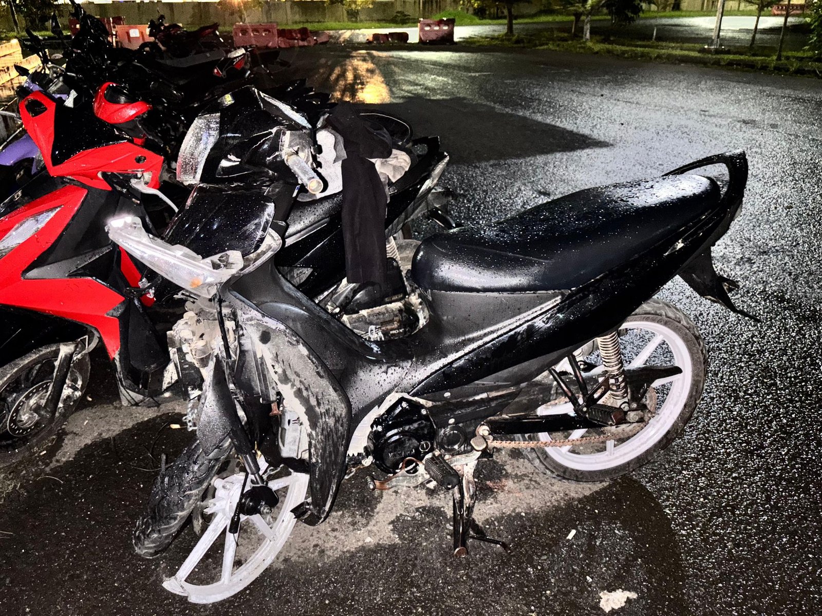 Barang bukti yang diamankan dari pelaku penjambretan di Jalan Drs. Essau Sesa,