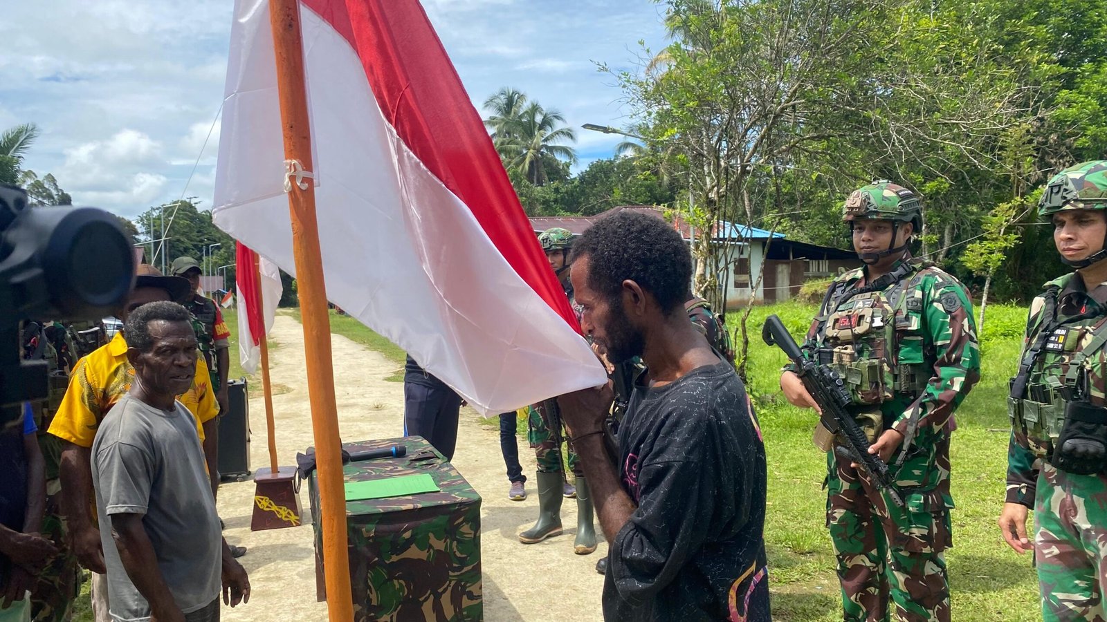 Komandan OPM Kodap Sorong Raya ikrarkan setia kepada NKRI. Komandan Batalyon (Danyon) Ayosami Organisasi Papua Merdeka (OPM) Kodap IV/Sorong Raya, Yeremias Foumair menyatakan ikrar setia kepada Negara Kesatuan Republik Indonesia (NKRI).
