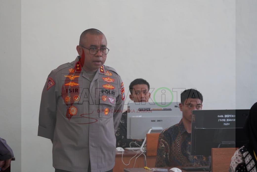 Kapolda Papua Barat Irjen meninjau langsung pelaksanaan Tes CAT (Computer Assisted Test) Akademik Penerimaan Bintara Polri Tahun Anggaran 2025 yang digelar di Gedung SMK Negeri 1 Manokwari, Jumat (952025). Kapolda Papua Barat Irjen meninjau langsung pelaksanaan Tes CAT (Computer Assisted Test) Akademik Penerimaan Bintara Polri Tahun Anggaran 2025 yang digelar di Gedung SMK Negeri 1 Manokwari, Jumat (952025).