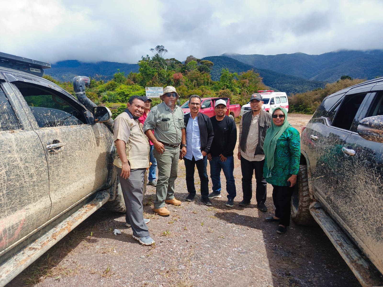 Komisi I DPR Papua Barat saat berada di lokasi longsor Catubouw, Pegaf
