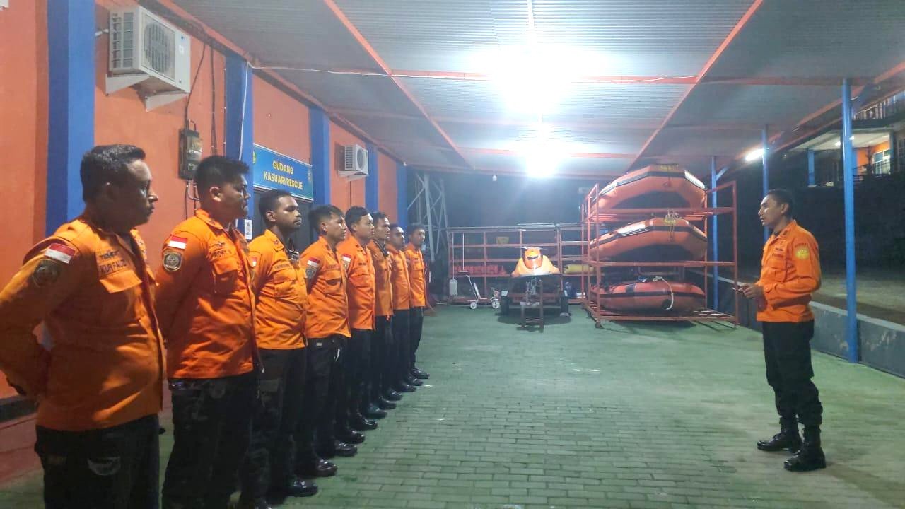 Personel Kantor SAR Manokwari dalam apel persiapan menuju lokasi longsor di Distrik Catubouw, Pegunungan Arfak