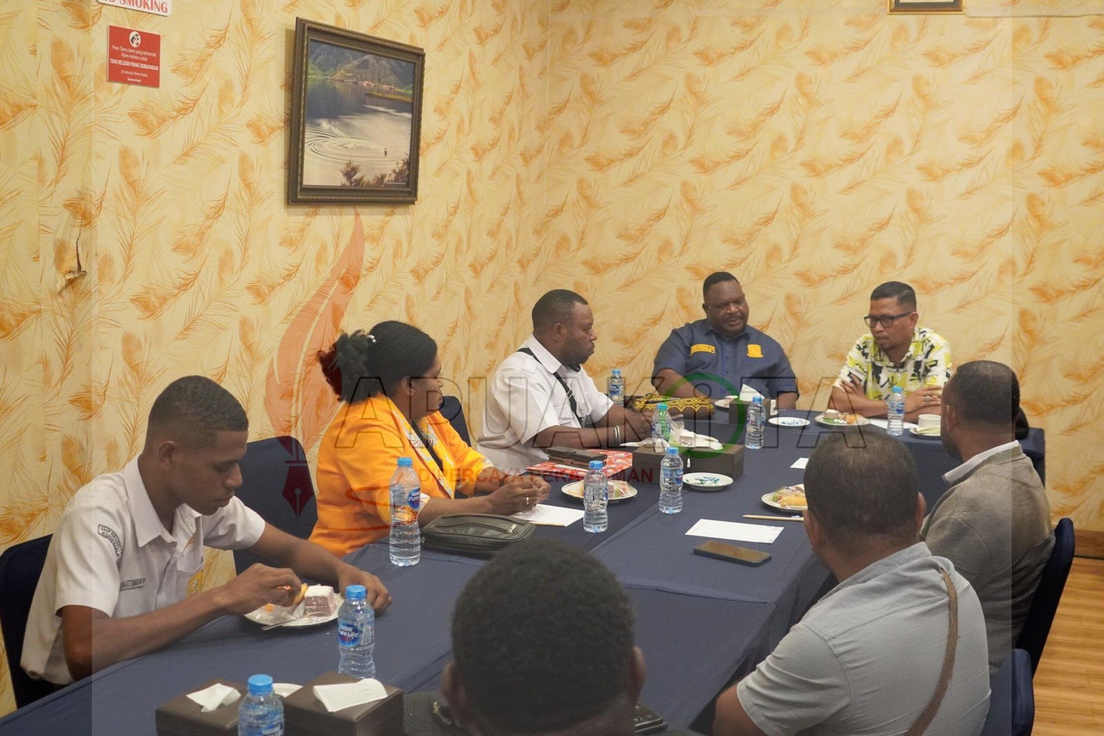 Pertemuan perwakilan orang tua calon siswa SMA Kasuari Nusantara dengan pimpinan DPR Papua Barat