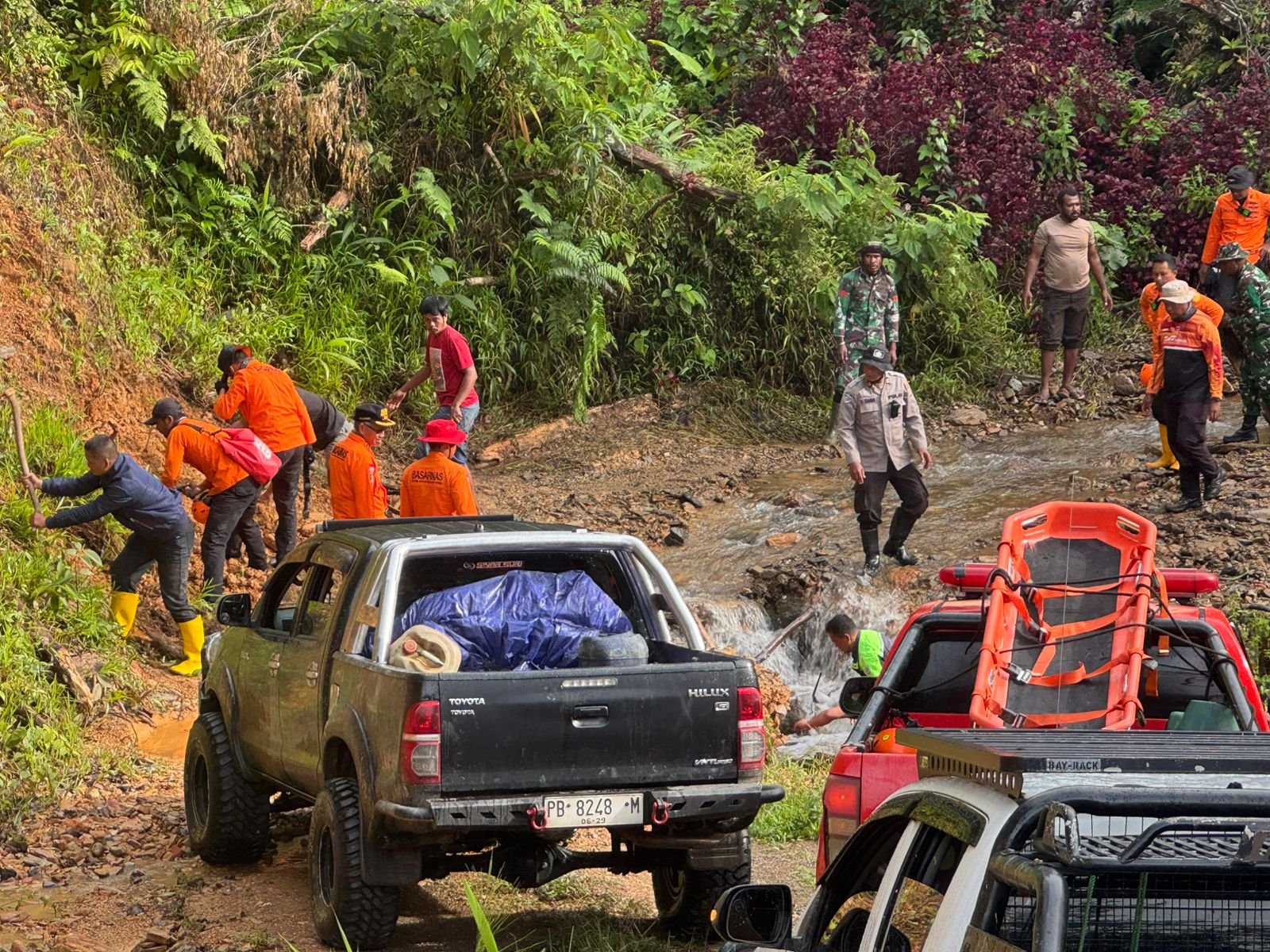 Tim SAR gabungan saat berada di lokasi longsor di Kampung Jim, Distrik Catubouw, Pegunungan Arfak