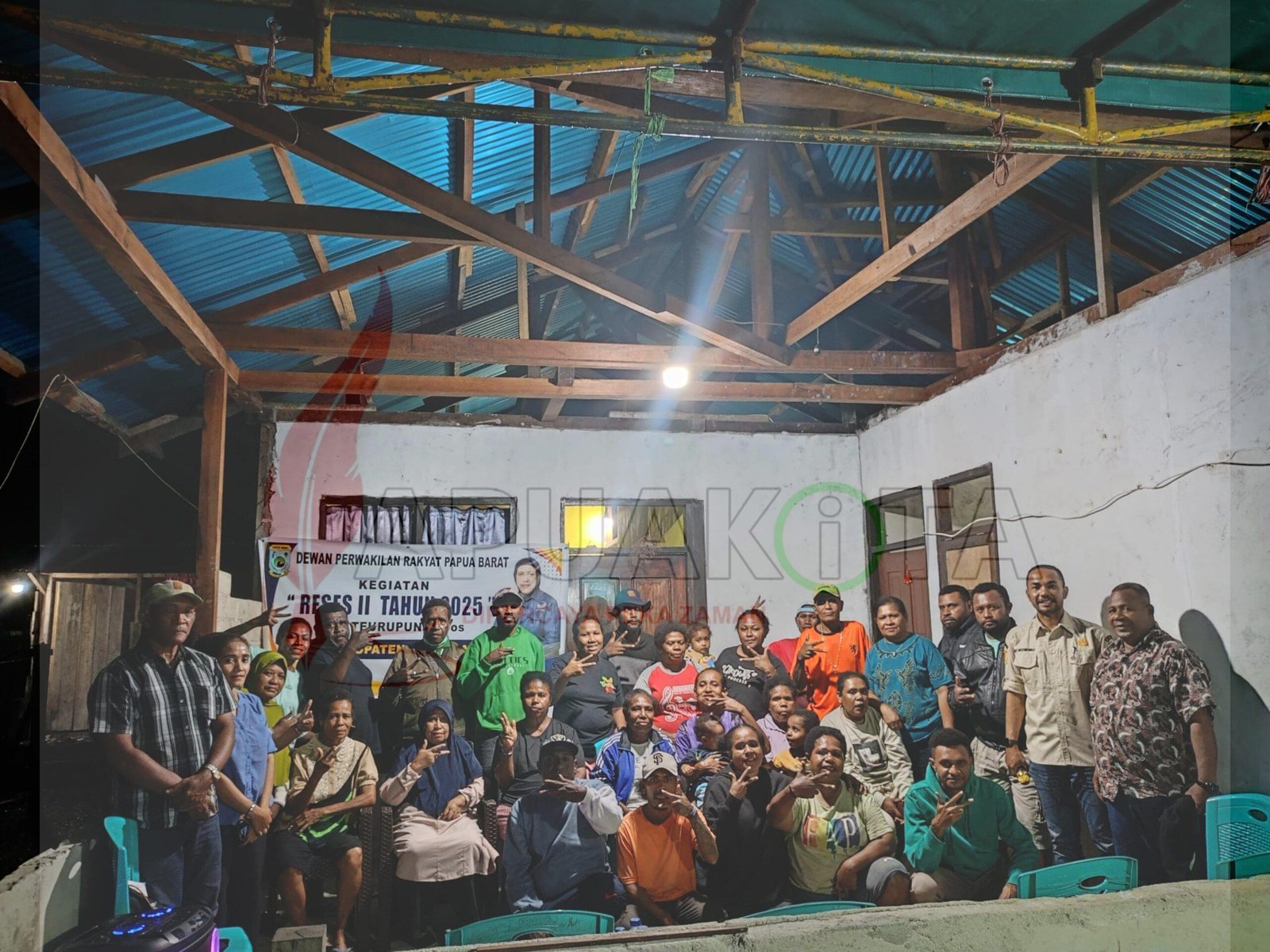 Anggota DPR Papua Barat Rita Teurupun pose bersama perwakilan warga RT 12 Kelurahan Krooy dalam kesempatan reses II tahun 2025