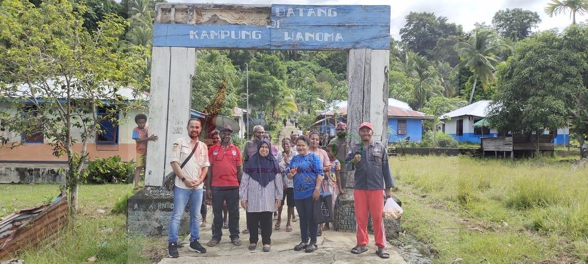 Anggota DPR Provinsi Papua Barat Rita Teurupun saat reses di kampung Wanoma, Kaimana