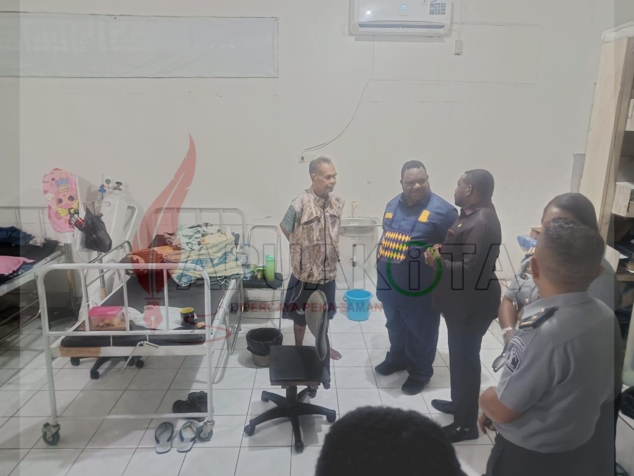 Ketua DPR Papua Barat Orgenes Wonggor bersama Ketua Komisi III Nakeus Muid saat melihat ruangan klinik di Lapas Klas IIB Manokwari