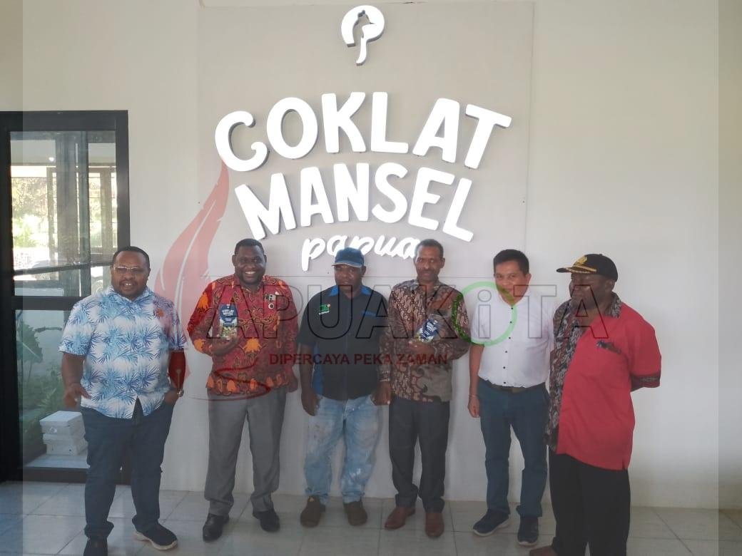 Ketua Komisi III DPRPB Nakeus Muid (kedua dari kiri) saat menunjukkan produk cokelat ransiki