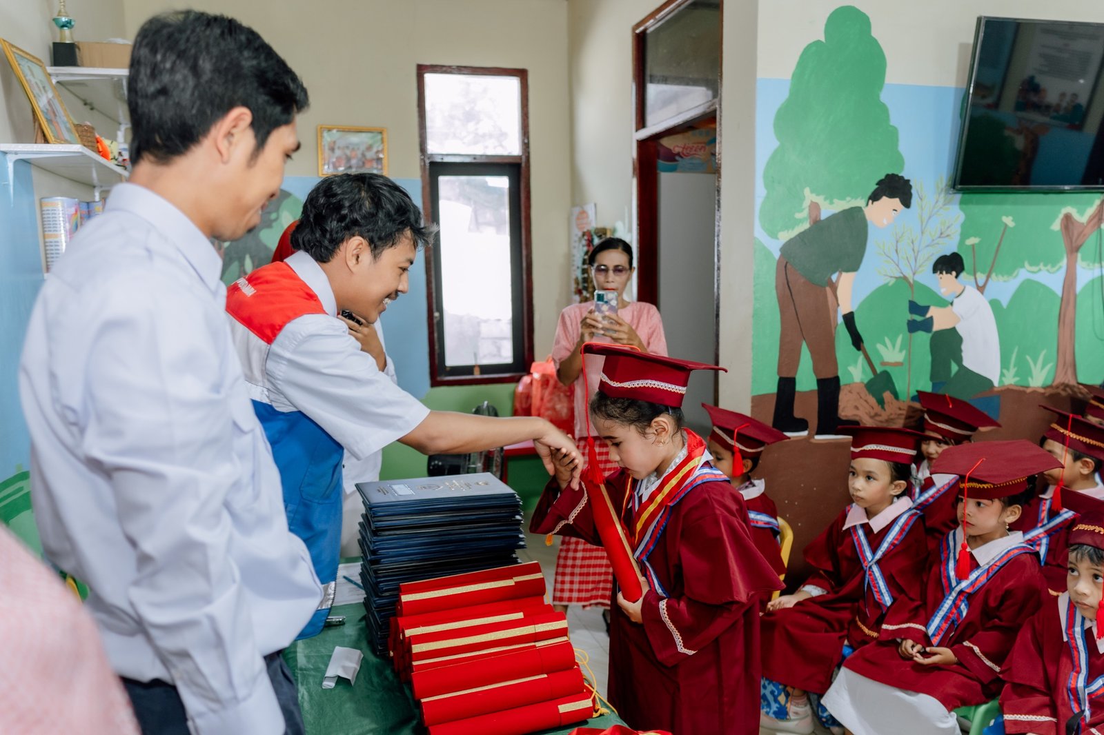 PAUD Darling kembali mencatatkan capaian membanggakan dengan meluluskan 32 murid pada tahun ajaran 2024-2025