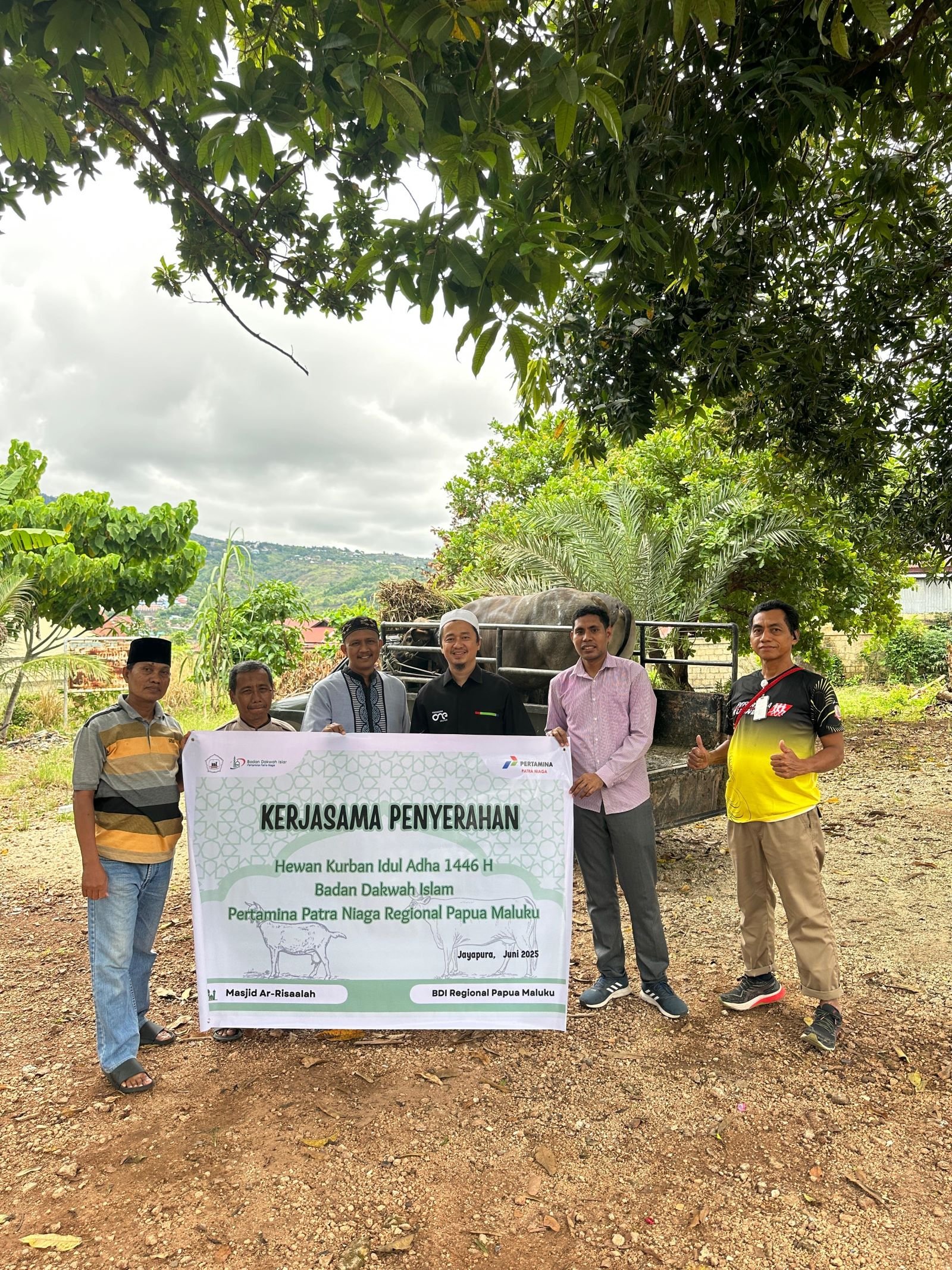PERTAM~1 Pertamina Patra Niaga Regional Papua Maluku salurkan 136 hewan kurban yang terdiri atas 90 ekor sapi dan 46 ekor kambing kepada masyarakat sekitar di wilayah ring 1 perusahaan. Penyerahan ini dalam rangka perayaan Idul Adha 1446 H (1)