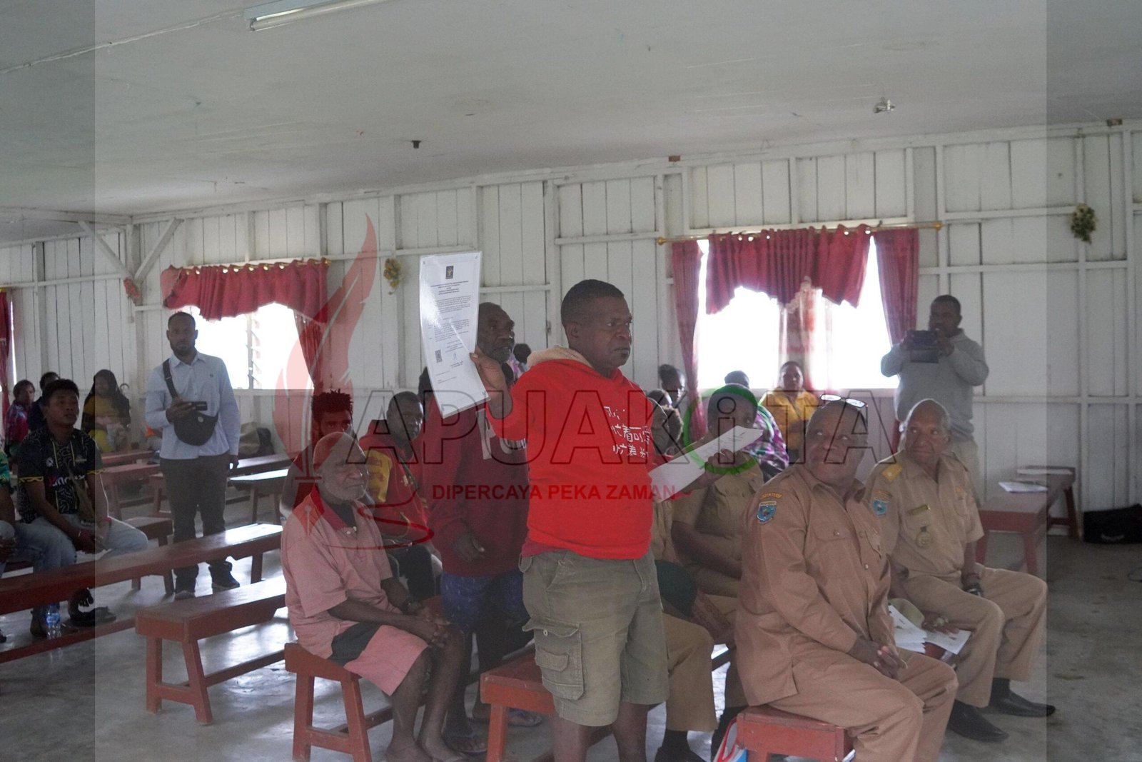 Salah seorang pemilik ulayat, Yusuf menunjukkan berkas perizinan pertambangan rakyat yang tengah diurus kepada Tim DPR Papua Barat di sela sosialisasi Perda di Distrik Minyambouw.