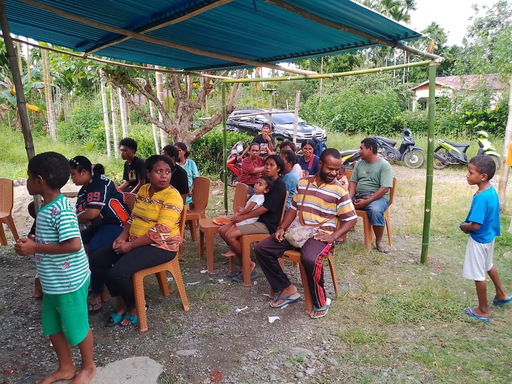 Perwakilan masyarakat di Distrik Masni saat menghadiri kegiatan reses Anggota DPR Papua Barat Ever Indou Perwakilan masyarakat di Distrik Masni saat menghadiri kegiatan reses Anggota DPR Papua Barat Ever Indou