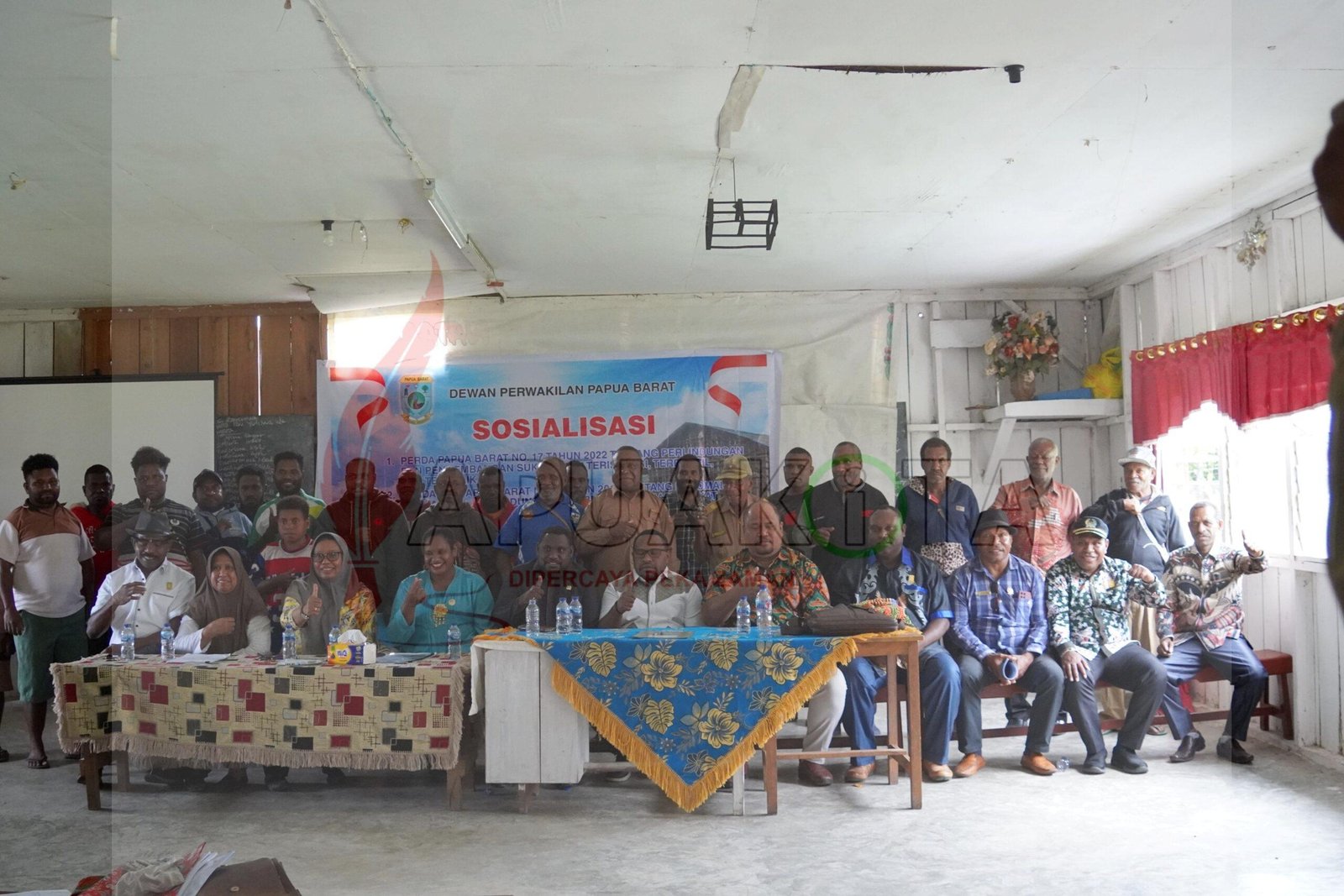 Tim DPR Papua Barat pose bersama aparatur Distrik Minyambouw dan perwakilan masyarakat pada kesempatan kegiatan sosialisasi Peraturan Daerah