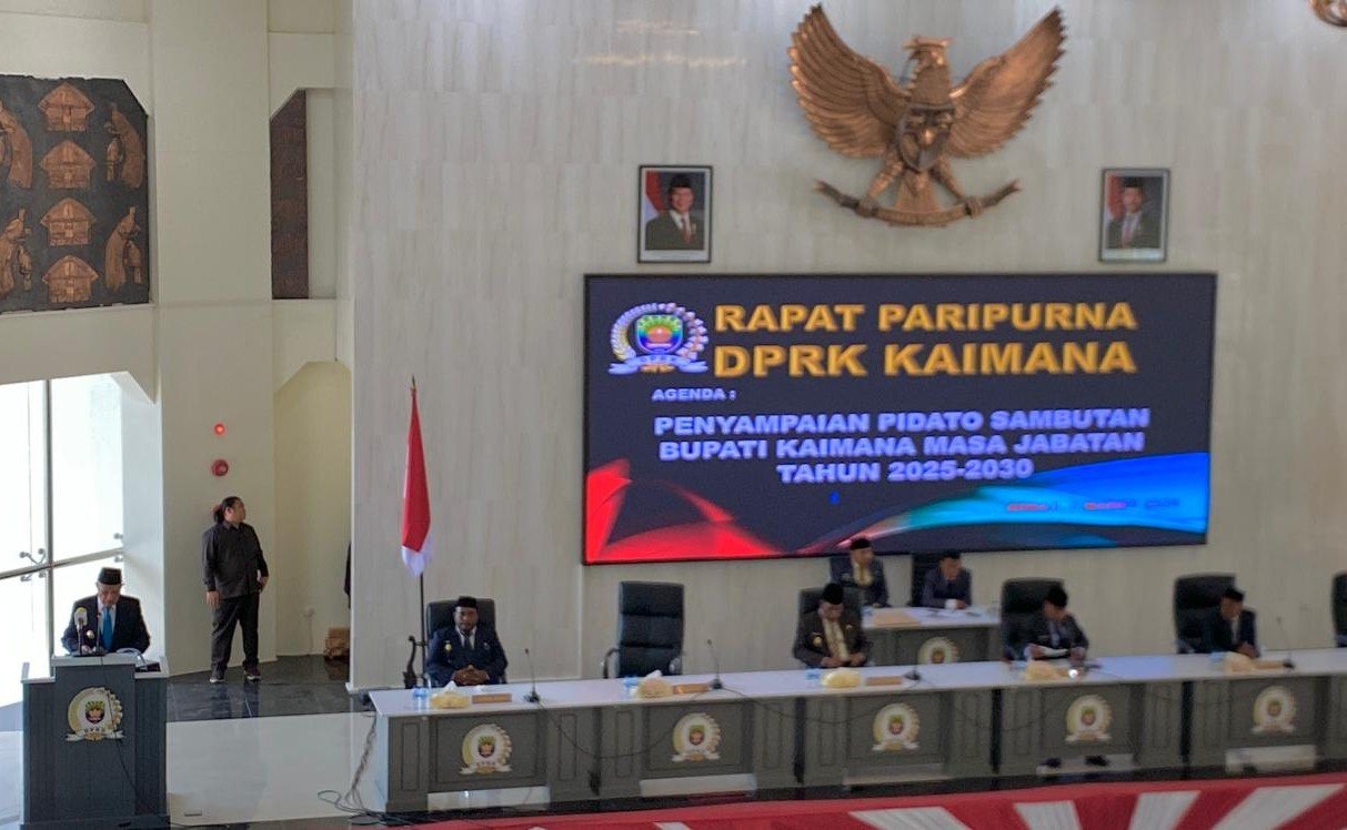 Bupati Hasan Achmad saat memberikan sambutan perdana pada rapat paripurna DPRK Kaimana