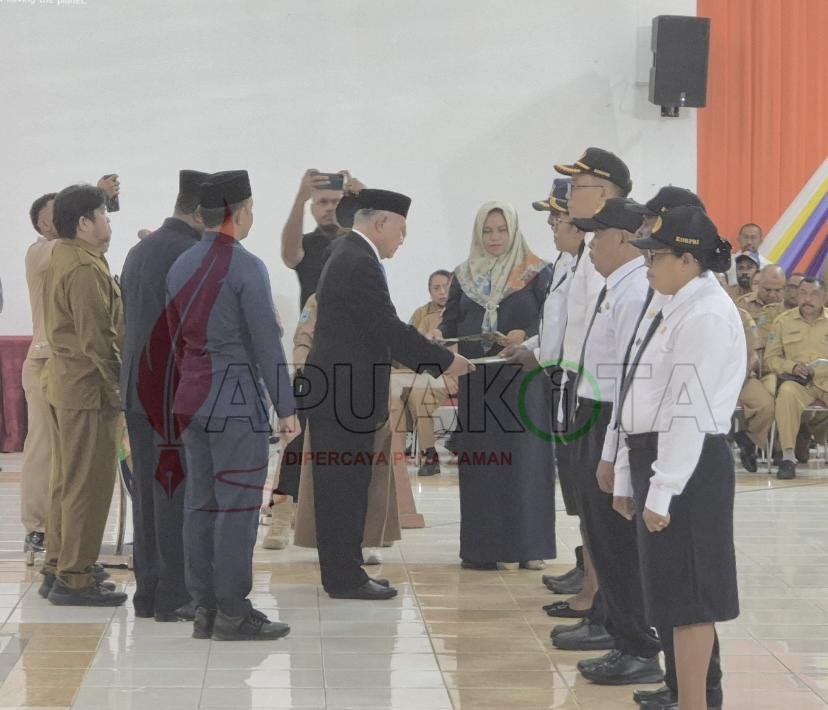 Bupati Hasan Achmad saat serahkan SK kepada perwakilan CPNS dan PPPK di Lingkup Pemkab Kaimana.