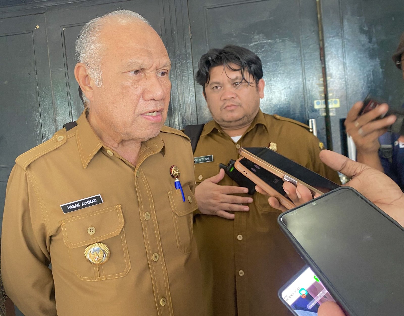 Bupati Kaimana, Drs. Hasan Achmad saat ditemui di Gedung Pertemuan Krooy Kaimana.