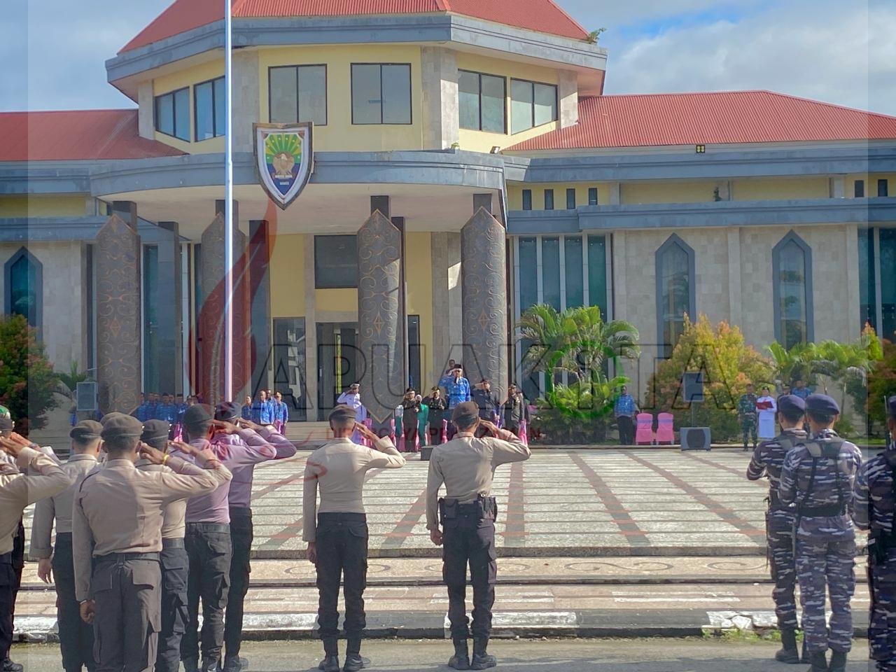 Bupati Kaimana, Drs. Hasan Achmad saat pimpin upacara memperingati Hari Lahir Pancasila Tahun 2025 di Halaman Kantor Bupati, Senin Bupati Kaimana, Drs. Hasan Achmad saat pimpin upacara memperingati Hari Lahir Pancasila Tahun 2025 di Halaman Kantor Bupati, Senin
