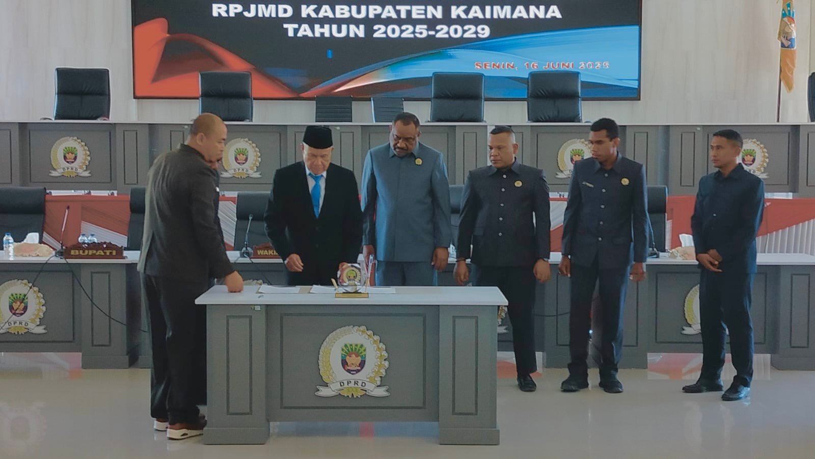 Bupati Kaimana Hasan Achmad didampingi Pimpinan DPRK Kaimana saat penandatanganan dokumen RPJMD di Auditorium DPRK Kaimana.  