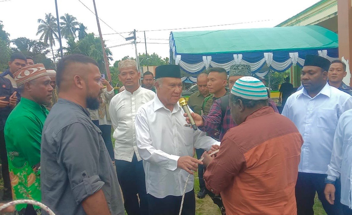 Bupati Kaimana Hasan Achmad didampingi Wakil Bupati, Isak Waryensi dan Kabag Kesra Setda Kaimana, Yoyon Fahri Nisfu saat menyerahkan secara simbolis hewan kurban kepada penerima, di Masjid Nurul Huda Coa.