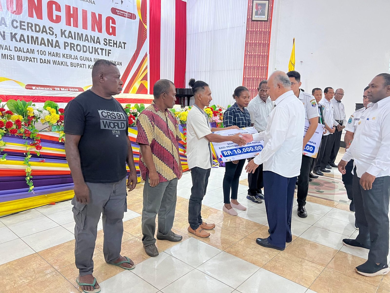 Bupati Kaimana, Hasan Achmad didampingi Wakil Bupati, Isak Waryensi saat serahkan bantuan modal usaha usai launching tiga pilar program Bupati dan Wakil Bupati Kaimana.
