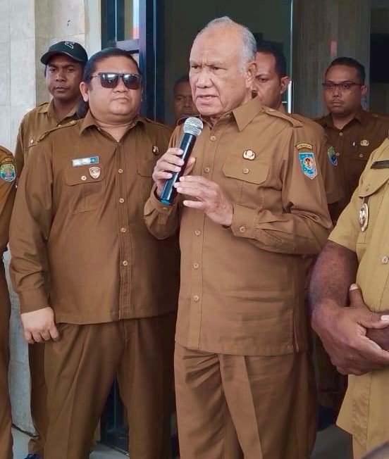 Bupati Kaimana Hasan Achmad memberikan keterangan dalam suatu kesempatan