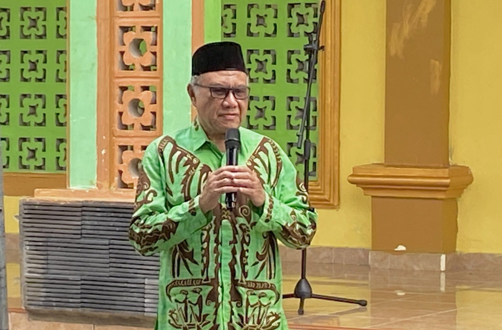 Bupati Kaimana Hasan Achmad saat sambutan pada penyerahan hewan kurban bantuan Presiden dan Pemprov Papua Barat.