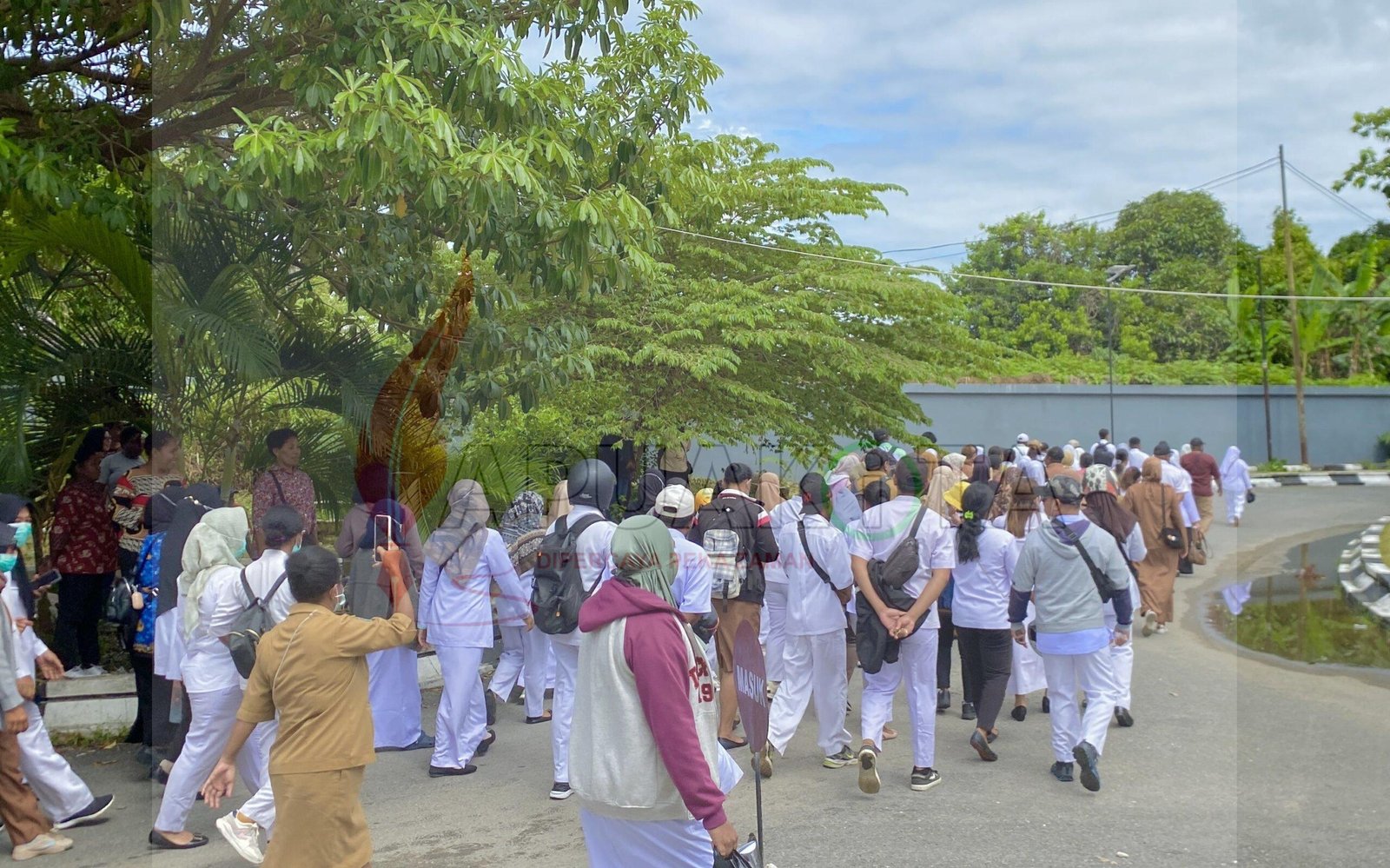 Ratusan tenaga kesehatan saat mendatangi Kantor Bupati, Senin (1952025) Ratusan tenaga kesehatan saat mendatangi Kantor Bupati, Senin (19/5/2025)