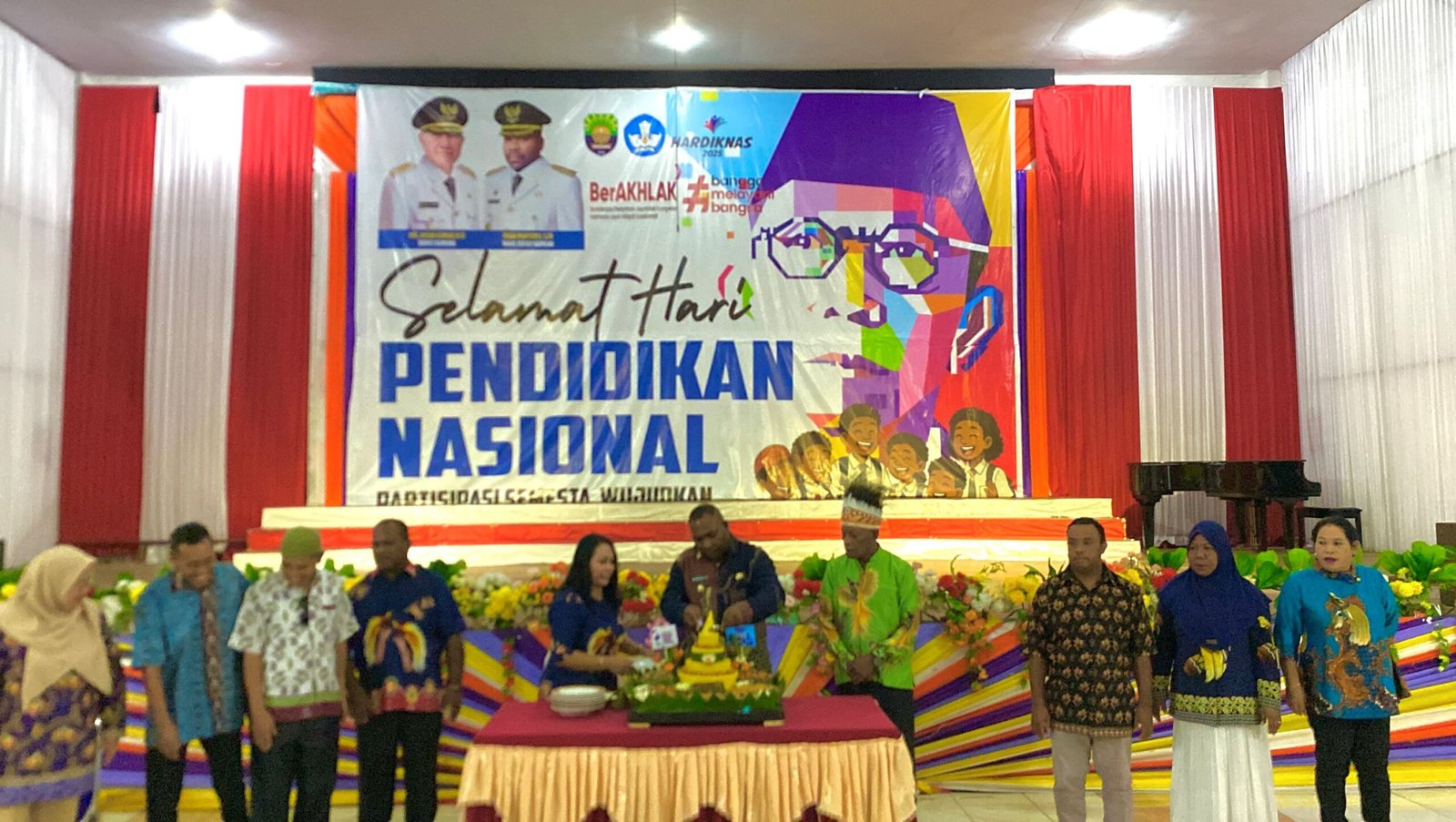 Wakil Bupati Kaimana, Isak Waryensi saat potong tumpeng pada perayaan Hardiknas di Gedung Pertemuan Krooy Kaimana.