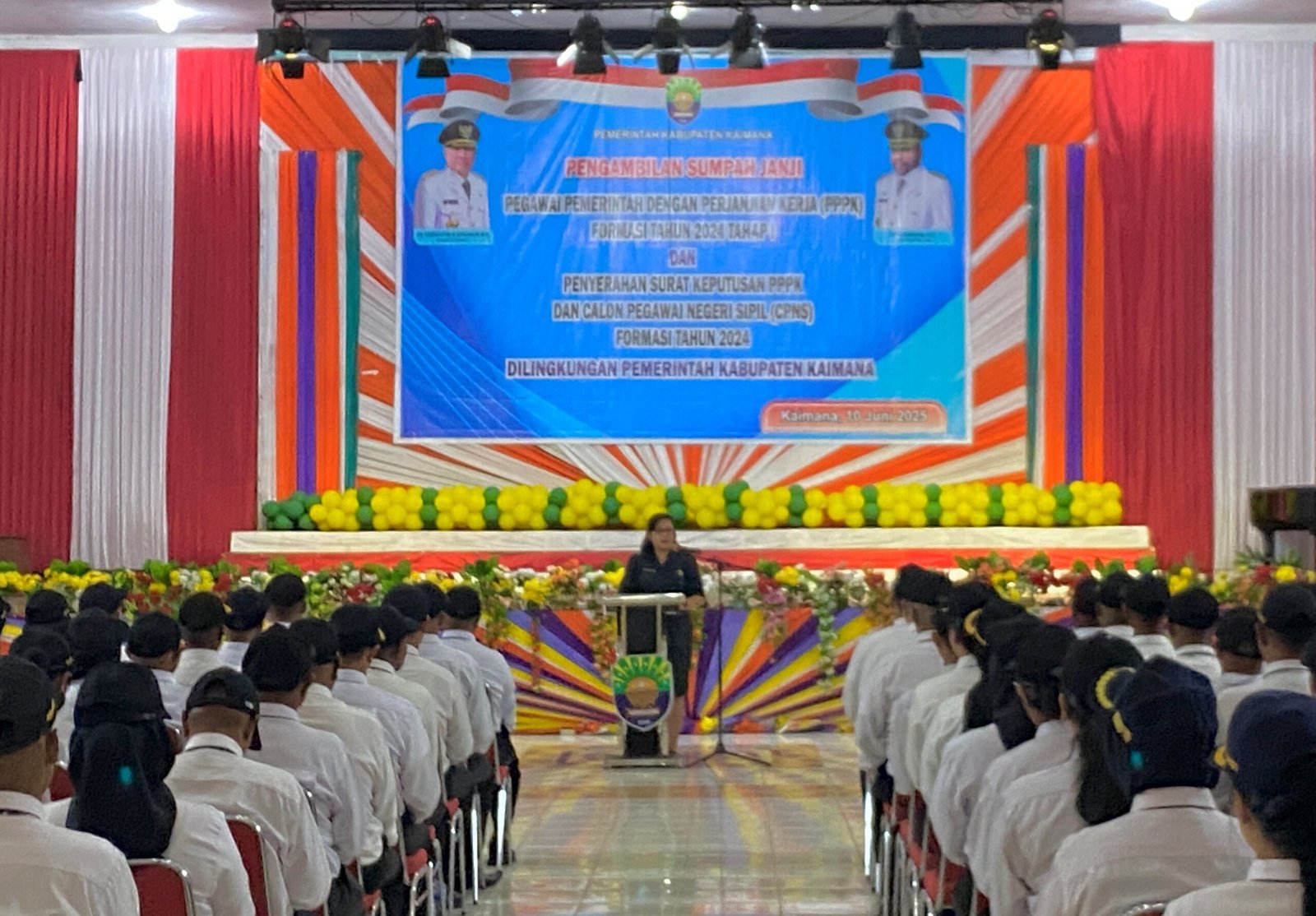 Kepala Badan Kepegawaian dan Pengembangan Sumber Daya Manusia (BKPSDM) Kaimana, Papua Barat, Onna Lawalata saat sambutan pada sumpah janji dan penyerahan SK PPPK dan CPNS formasi 2024 Tahap I, Selasa (1062025) di Gedung Pertemuan Krooy