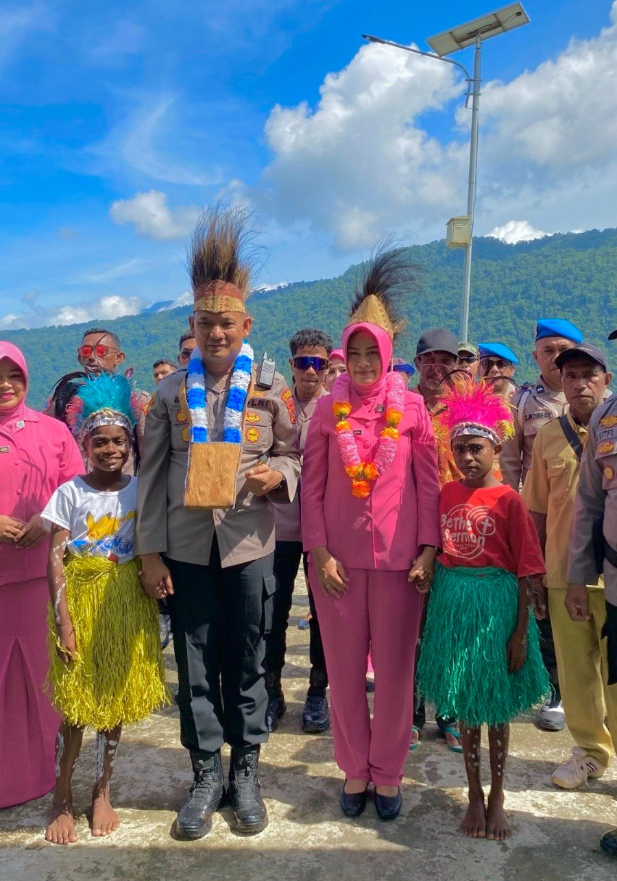Kapolres Kaimana AKBP. Satria Dwi Dharma bersama Ketua Bhayangkari melakukan kunjungan ke Polsek Teluk Etna