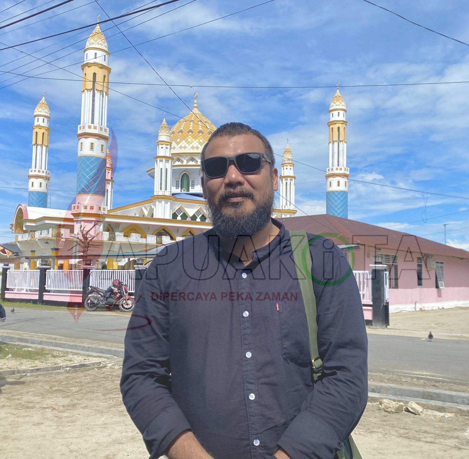 Kepala Bagian (Kabag) Kesra Pemkab Kaimana, Yoyon Fahri Nisfu saat ditemui di Kaimana. Kepala Bagian (Kabag) Kesra Pemkab Kaimana, Yoyon Fahri Nisfu saat ditemui di Kaimana.
