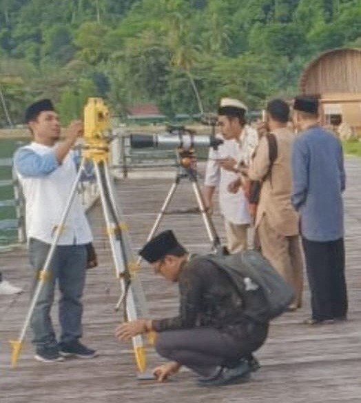 Kepala Kantor Kementerian Agama (Kemenag) Kaimana, Papua Barat, Musa Mustafa Buatan dan tim saat pantau Hilal 1 Ramadan di Taman Jokowi-Iriana Kaimana.
