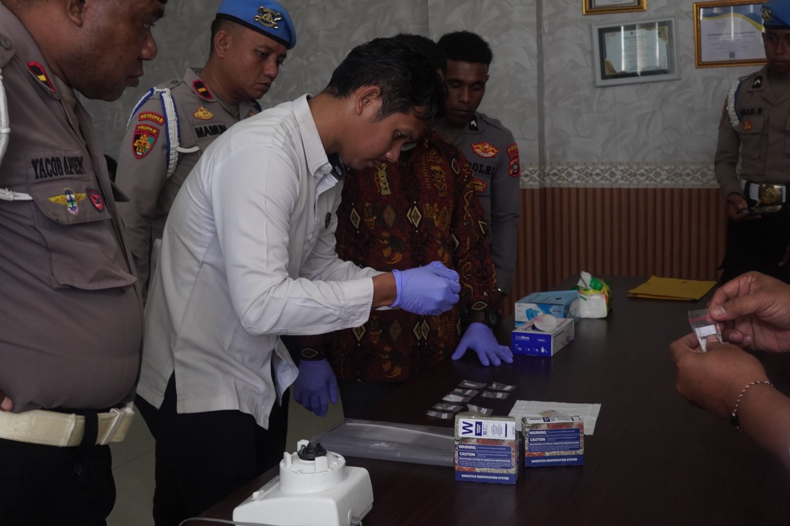 Personel Polda Papua Barat saat akan memusnahkan barang bukti narkotika jenis sabu