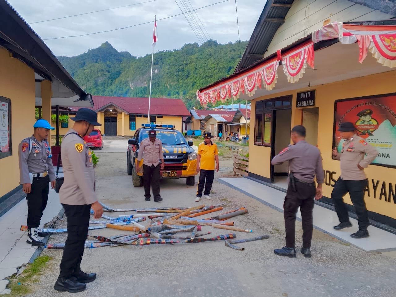 Personel Polsek Kaimana Kota merazia meriam yang digunakan dalam aksi perang-perangan Personel Polsek Kaimana merazia meriam yang digunakan dalam aksi perang-perangan