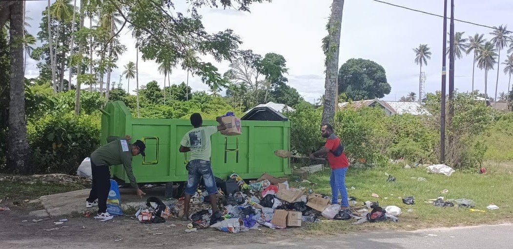 Petugas UPTD Persampahan Kaimana tengah membersihkan sampah yang berserakan di sekitar TPS